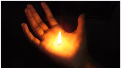 ഭാര്യയുടെ പാതിവ്രത്യത്തിൽ സംശയം; കൈപ്പത്തിയിൽ കർപ്പൂരം കത്തിച്ച്, പ്രാകൃത പരീക്ഷണം നടത്തി യുവാവ്