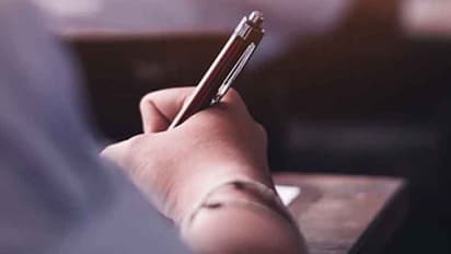 10ம் வகுப்பு தேர்வு எழுதிக்கொண்டிருந்த மாணவி மீது விழுந்த ஃபேன்.. சிறிய காயங்களுடன் உயிர் தப்பினார்.!