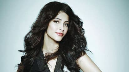 நைட் ஸ்டைல் உடையில் ஸ்ருதி ஹாசன்..சோபாவில் எக்குத்தப்பான போஸ்