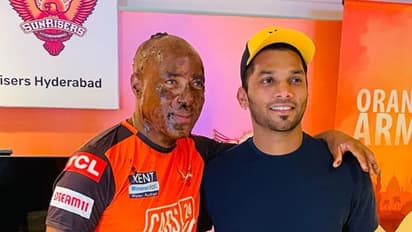 IPL 2022 : കേക്കില് കുളിച്ച് ബ്രയാന് ലാറയുടെ പിറന്നാളാഘോഷം; ആഘോഷത്തിമിര്പ്പില് വിഷ്ണു വിനോദും