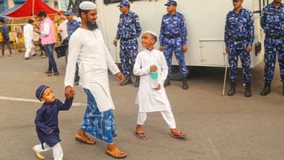 அன்று கலவரம், இன்று கொண்டாட்டம்... ரம்ஜான் தினத்தில் மத நல்லிணக்கம் - அசத்திய டெல்லி மக்கள்..!