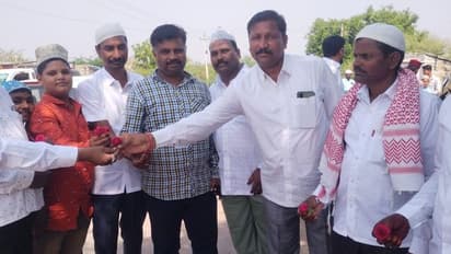 ಗುಲಾಬಿ ಹೂವು ನೀಡಿ ರಂಜಾನ್ ಶುಭ  ಕೋರಿದ ಹಿಂದುಗಳು ,ಯಾದಗಿರಿಯಲ್ಲಿ ಭಾವೈಕ್ಯತೆ ಸಂದೇಶ 