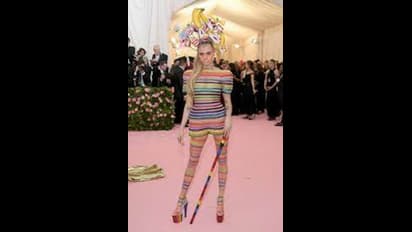 மேடையில் சட்டையை கழற்றிய நடிகை..மெட் காலா நிகழ்ச்சியில் அரங்கேறிய மாஸ் சம்பவம்