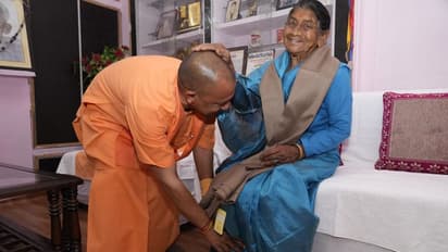Yogi Meets Mother 28 ವರ್ಷದ ಬಳಿಕ ತಾಯಿ ಭೇಟಿ ಮಾಡಿ ಭಾವುಕರಾದ ಯೋಗಿ ಆದಿತ್ಯನಾಥ್!