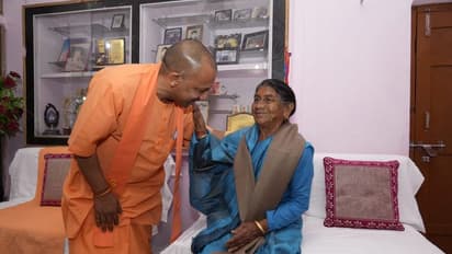 बर्थडे स्पेशल: गुरु की बात मानकर सीएम बन गए योगी आदित्यनाथ, जानिए मां और बहनोई की क्या थी इच्छा