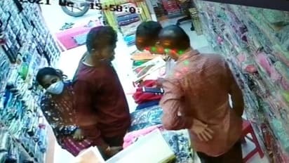 ಮಂಡ್ಯದಲ್ಲಿ ಬಟ್ಟೆ ಜೊತೆಗೆ ಅಂಗಡಿ ಮಾಲೀಕನ ಅಕೌಂಟ್ಗೂ ಕನ್ನ