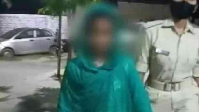 அடிப்பாவி.. உன்னை கொலை செஞ்சிட்டதா புருஷன் ஜெயிலில் இருக்கான்.. சத்தமில்லாமல் காதலனோடு ஜாலியாக இருந்த மனைவி.!