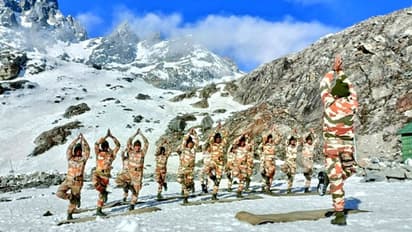 ITBP के हिमवीरों ने 17000 फीट की ऊंचाई पर किया योगा, दिखाया भारतीय जवानों का हौसला, देखें वीडियो-फोटोज