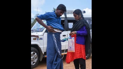 நாய் மலம் கழித்ததால் எழுந்த சண்டை.. பிறப்புறுப்பில் ஓங்கி மிதித்து கொடூர தாக்குதல்.. மனைவி கண்ணீர் புகார்..