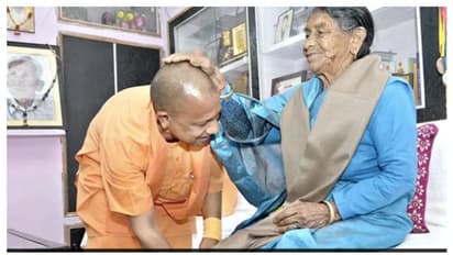 മുഖ്യമന്ത്രിയായതിന് ശേഷം ആദ്യമായി അമ്മയെ സന്ദർശിച്ച് യോഗി ആദിത്യനാഥ്