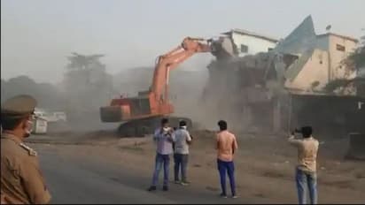 सोनभद्र में चला बाबा का बुलडोजर, जमींदोज हुईं अवैध दुकान और होटल, जानिए क्यों लंबे समय से टल रही थी कार्रवाई