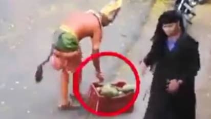 சாலையில் நிலை தடுமாறிய முஸ்லீம் பெண்...  கையில் கதையுடன் காப்பாற்ற வந்த அனுமன்... வைரலாகும் கியூட் வீடியோ...!