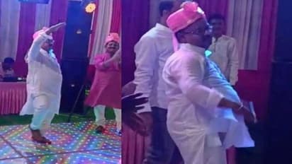 ट्रेन में अंडरवियर पहनकर घूमने वाले JDU विधायक का गजब का डांस, ऐसे-ऐसे मूव्स कि हर कोई हैरान, देखें Video