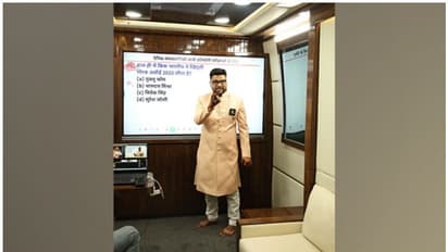 വരന്റെ വേഷത്തിൽ ഓൺലൈൻ ക്ലാസിൽ അധ്യാപകൻ; അഭിനന്ദിച്ച് സോഷ്യൽ മീഡിയ; കാരണമിതാണ്...