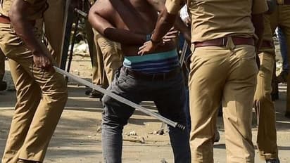 ஓசியில் இடியாப்பம் தராததால் ஆத்திரம்.. இளைஞர்கள் மீது பொய் கேஸ்.. போலீஸ் Inspector கோவலமான காரியம்.