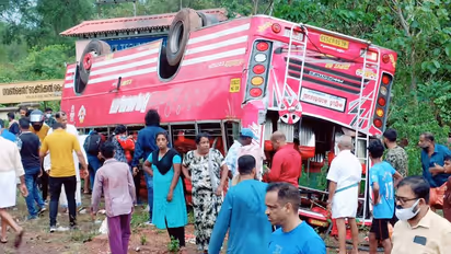 കാഞ്ഞങ്ങാട് നിന്നും കണ്ണൂരേക്ക് പോയ സ്വകാര്യ ബസ് തലകീഴായി മറിഞ്ഞു; നിരവധി പേർക്ക് പരിക്ക്