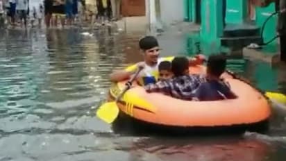 ഉഷ്ണതരംഗത്തിൽനിന്ന് ആശ്വാസമായി തെലങ്കാനയിൽ മഴ, റോഡിൽ വെള്ളക്കെട്ട്, റബ്ബർ ബോട്ടിൽ ജനങ്ങൾ