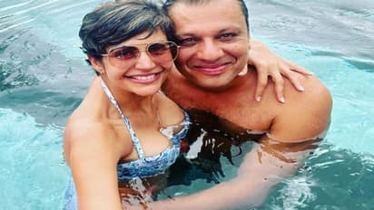 दोस्त संग पूल में मस्ती करती दिखीं मंदिरा बेदी, एक तस्वीर देख आप बोल उठेंगे-ये क्या हो रहा है