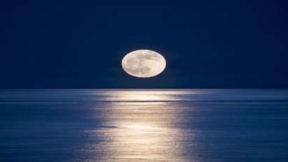 কোষ্ঠীতে চন্দ্রের অবস্থান দুর্বল? জেনে নিন চন্দ্রের অবস্থানে ব্যক্তি জীবনে কী প্রভাব পড়ে