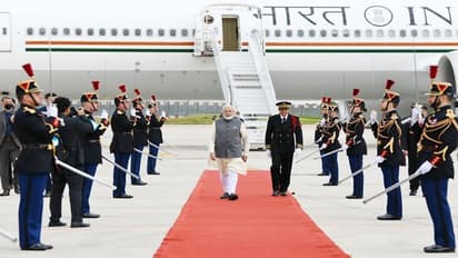 নরেন্দ্র মোদীকে ফ্রান্সে স্বাগত জানালেন ম্যাক্রোঁ, কথা হতে পারে রাশিয়ার আগ্রাসন নিয়েও