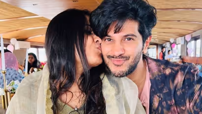 Dulquer Salmaan : ‘ലവ് യു ഉമ്മ' ; സുൽഫത്തിനെ ചേർത്തുനിർത്തി ദുൽഖർ