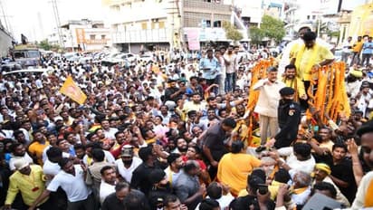 చంద్రబాబు కాకినాడ పర్యటనలో అపశృతి : కాన్వాయ్‌లో ప్రమాదం... కార్యకర్తకు తీవ్రగాయాలు