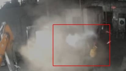 காற்றை நிரப்பும் போது விபரீதம்... ஜெ.சி.பி. டையர் வெடித்து இருவர் பலி..!