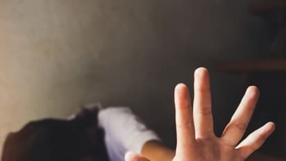 दिल्ली के सरकारी स्कूल में टीचर ने 5th क्लास की बच्ची को पीटा-कैंची मारा, गुस्सा और बढ़ा तो बालकनी से फेंका