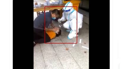 கெட்டியா பிடிச்சிக்கோங்க... மக்களுக்கு வலுக்கட்டாயமாக கொரோனா டெஸ்ட் எடுக்கும் சீனா.. வைரலாகும் பகீர் வீடியோ..!