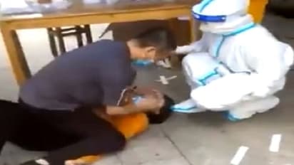 Covid Test के लिए चीन में महिला के साथ जानवरों जैसा सलूक, जमीन पर पटका फिर शरीर पर बैठ लिया सैंपल