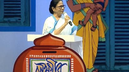 মমতা বন্দ্যোপাধ্যায়কে বাংলা আকাডেমির সম্মান, প্রতিবাদে পুরস্কার ফেরত থেকে ইস্তফার ঢল সাহিত্যিকদের