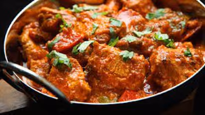 Cooking Chicken : ചിക്കൻ വാങ്ങിക്കുമ്പോഴും തയ്യാറാക്കുമ്പോഴും ഇക്കാര്യങ്ങള്‍ ശ്രദ്ധിക്കണേ...