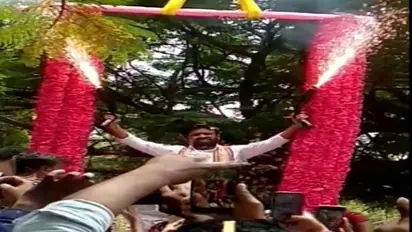 बुलडोजर फिर चर्चा में! TRS नेता ने जेसीबी पर खड़े होकर अनोखे अंदाज में मनाया जन्मदिन, देखिए वायरल वीडियो