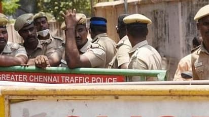 என் காதலியுடன் நான் பேசக்கூடாதா.?? போலீஸ் ஸ்டேசன் வாசலில் உதவி ஆய்வாளரை புரட்டி எடுத்த இளைஞன்.