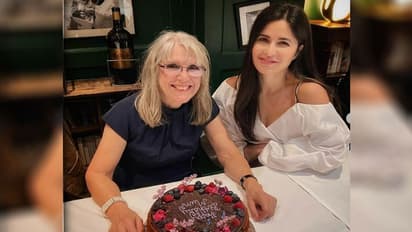 कैटरीना कैफ ने अपनी मां का बर्थडे किया सेलिब्रेट, फैमिली फोटो में नहीं दिखें विक्की कौशल