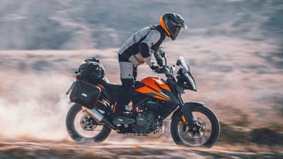 स्ट्रीट और ऑफ-रोड राइडिंग मोड जैसे धाकड़ फीचर्स के साथ इंडिया में लॉन्च हुई 2022 KTM 390 Adventure, देखें कीमत