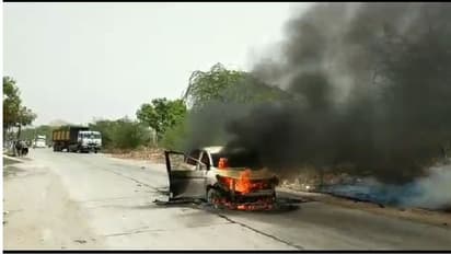 सीकर में द बर्निंग कारः बीच सड़क धू-धूकर जली कार और लॉक हो गए गेट, अंदर बचाओ-बचाओ चिल्लाते रहे 2 दोस्त