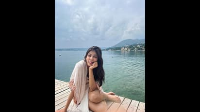 కిందకు జారిన డ్రెస్ లో బ్రా అందాలు చూపిస్తూ కొంపముంచుతున్న బోల్డ్ బ్యూటీ మాళవిక మోహనన్ 