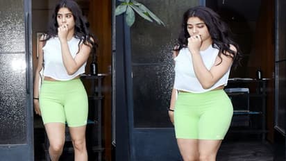 बिखरे बाल और शॉर्ट्स ड्रेस में शर्माती दिखीं जाह्नवी कपूर, नुसरत भरूचा ने दिखाया बोल्ड लुक, PHOTOS