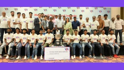 Santhosh Trophy : ഷംഷീര്‍ വയലില്‍ പ്രഖ്യാപിച്ച ഒരു കോടി രൂപയുടെ ചെക്ക് മുന്‍ താരങ്ങള്‍ കേരളാ ടീമിന് കൈമാറി