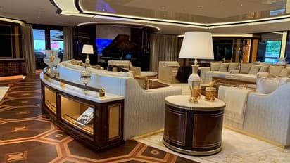 पुतिन के जिस आलीशान सुपरयाच शेहेराजादे पर इटली ने किया कब्जा, वो अंदर से दिखता है बेहद खूबसूरत-PHOTOS