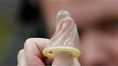 உடலுறவின்போது ஆணுறையில் ஓட்டை போட்ட காதலி கர்ப்பம்.. நீதி மன்றத்தில் கதறிய காதலன்..