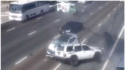 തിരക്കേറിയ ഹൈവേയില് വാഹനം നിര്ത്തിയതിലൂടെ ഉണ്ടായത് വന് അപകടം; വീഡിയോ ദൃശ്യങ്ങള് പുറത്തുവിട്ട് പൊലീസ്