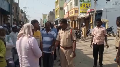 వివాదాస్పదంగా మారుతున్న కన్యకా పరమేశ్వరి ఆలయం ప్రహరి గోడ కూల్చివేత.. దాచేపల్లిలో ఉద్రిక్తత పరిస్థితులు..