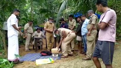 വീടിന്  പുറത്ത് മുന്തിയ ഇനം നായ്ക്കൾ.. അകത്ത് കഞ്ചാവ് കച്ചവടം, പൊലീസ്  റെയ്ഡ്, ആറര കിലോ പിടിച്ചു