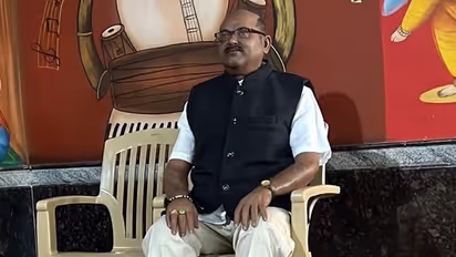 ತಂದೆಯ ಮೇಣದ ಪ್ರತಿಮೆ ಎದುರು ಸಪ್ತಪದಿ ತುಳಿದ ಮಗ!