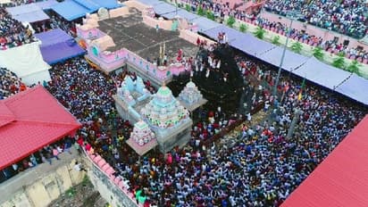 ಉಜ್ಜೈನಿ ಪೀಠದಲ್ಲೊಂದು  ವಿಶಿಷ್ಟ ಆಚರಣೆ, ದೇವಸ್ಥಾನದ ಗೋಪುರಕ್ಕೆ ಸುರಿಯುತ್ತಾರೆ ಎಣ್ಣೆ!