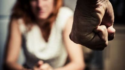 കുട്ടികളുടെ മുന്നിൽവച്ച് സ്ത്രീകളെ അധിക്ഷേപിച്ച് സംസാരിക്കുന്നവരാണോ? മുന്നറിയിപ്പ് നൽകി അധ്യാപിക