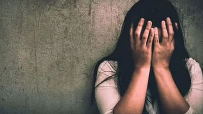 கத்துன சுட்டு கொன்றுவேன்... துப்பாக்கி காட்டி மிரட்டி பாடகியை கதற கதற கூட்டு பலாத்காரம் செய்த கும்பல்