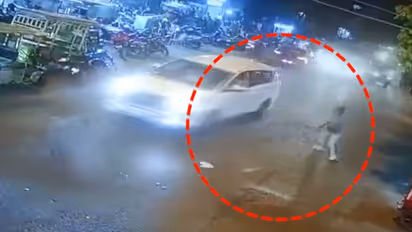  ദില്ലിയിൽ തിരക്കേറിയ രോഡിൽ കാറിന് നേരെ വെടിവെപ്പ്; പത്ത് റൗണ്ട് നിറയൊഴിച്ചു